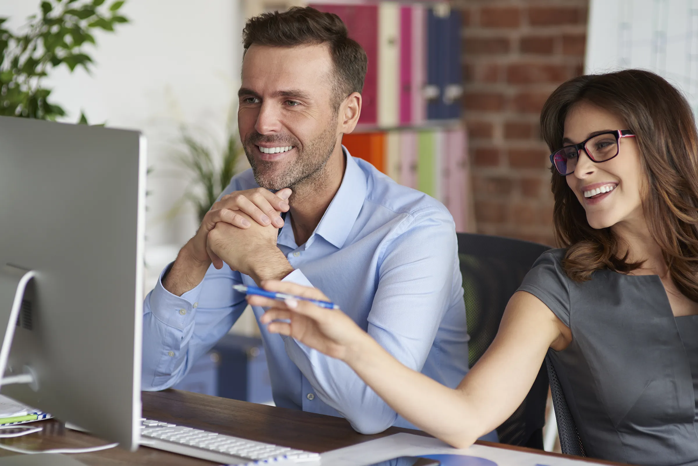 Financial advisor explaining investment strategy and portfolio allocation to a client during an educational meeting.